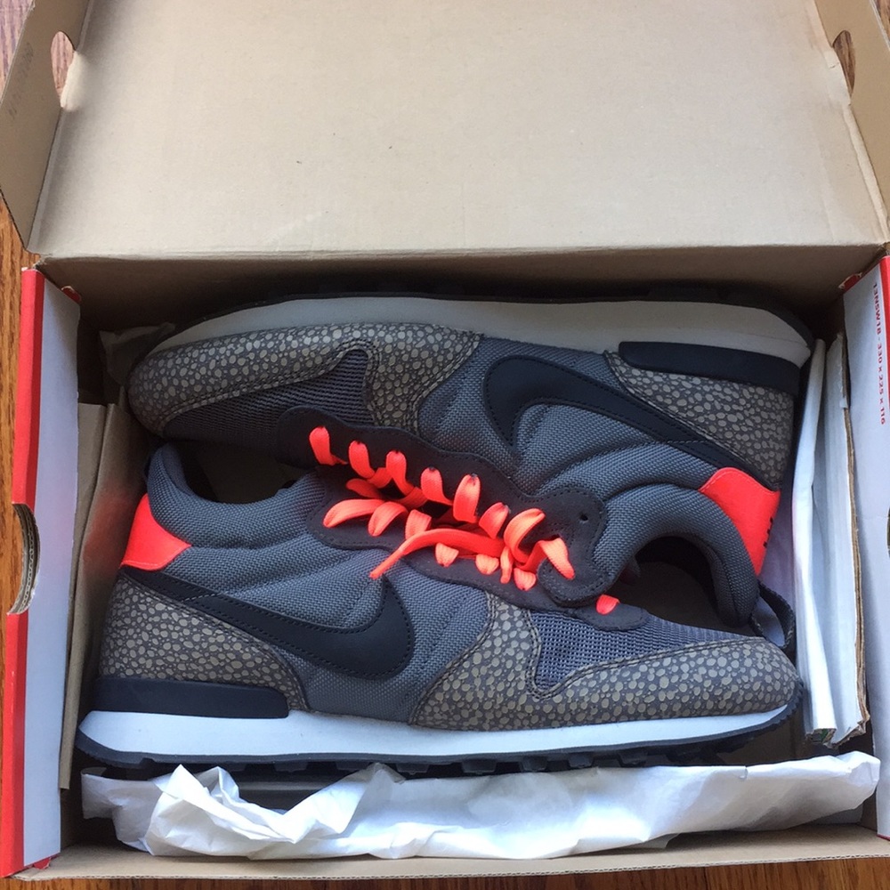 NIke Internationalist Mid Premium Safari (NIB)